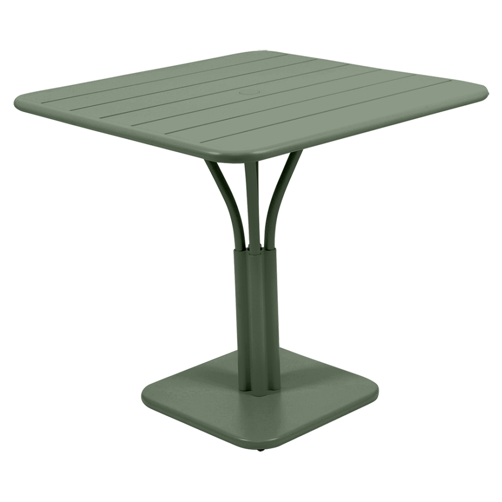 Une table carrée verte avec une base en métal.