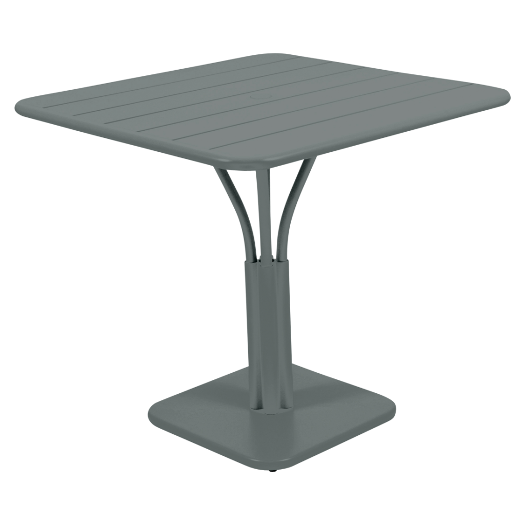 Une table grise avec une base en métal sur fond blanc.
