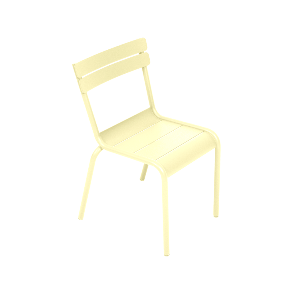 Une chaise en métal jaune sur fond blanc.
