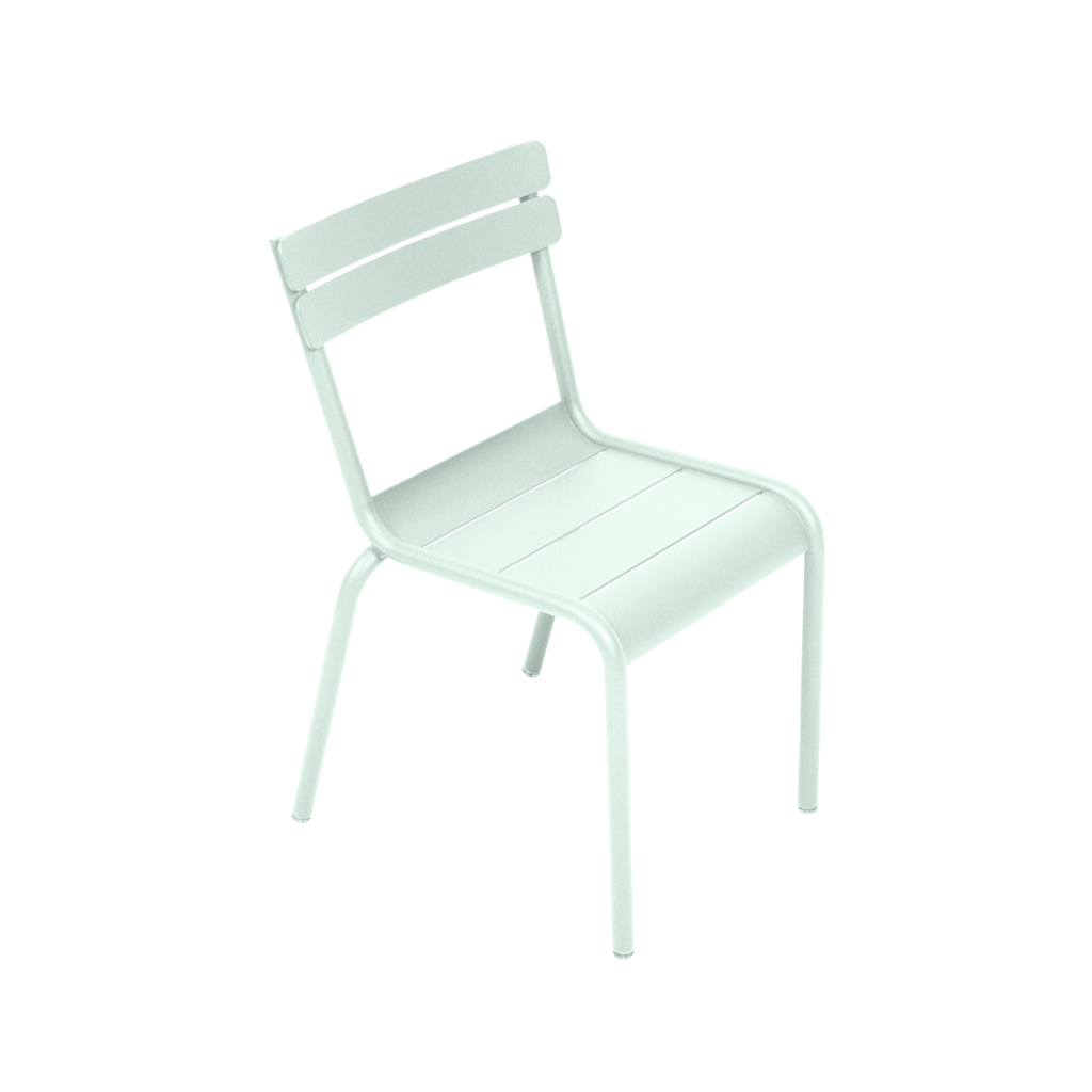 Une chaise en métal blanc sur fond blanc.