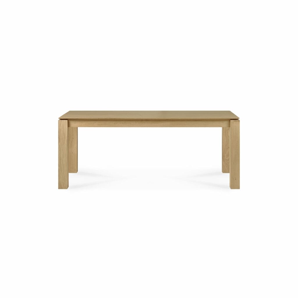 Une table à manger rectangulaire en bois sur fond blanc, réalisée en bois de chêne.