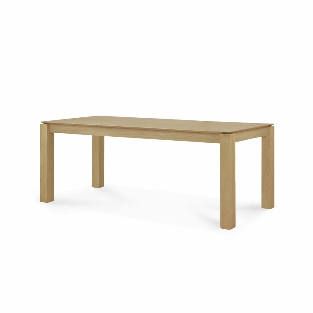Une table rectangulaire avec un plateau en bois de chêne sur fond blanc.