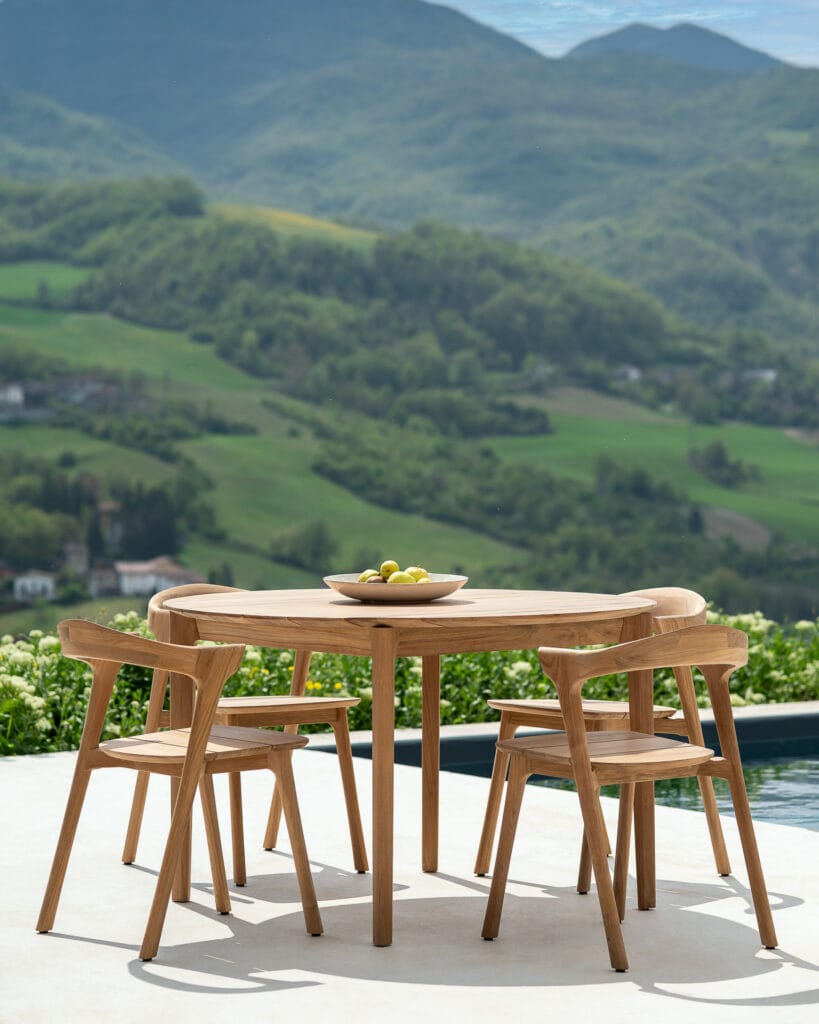 Une table à manger en bois devant une piscine avec des chaises de jardin Chaise de jardin Bok en teck en teck.