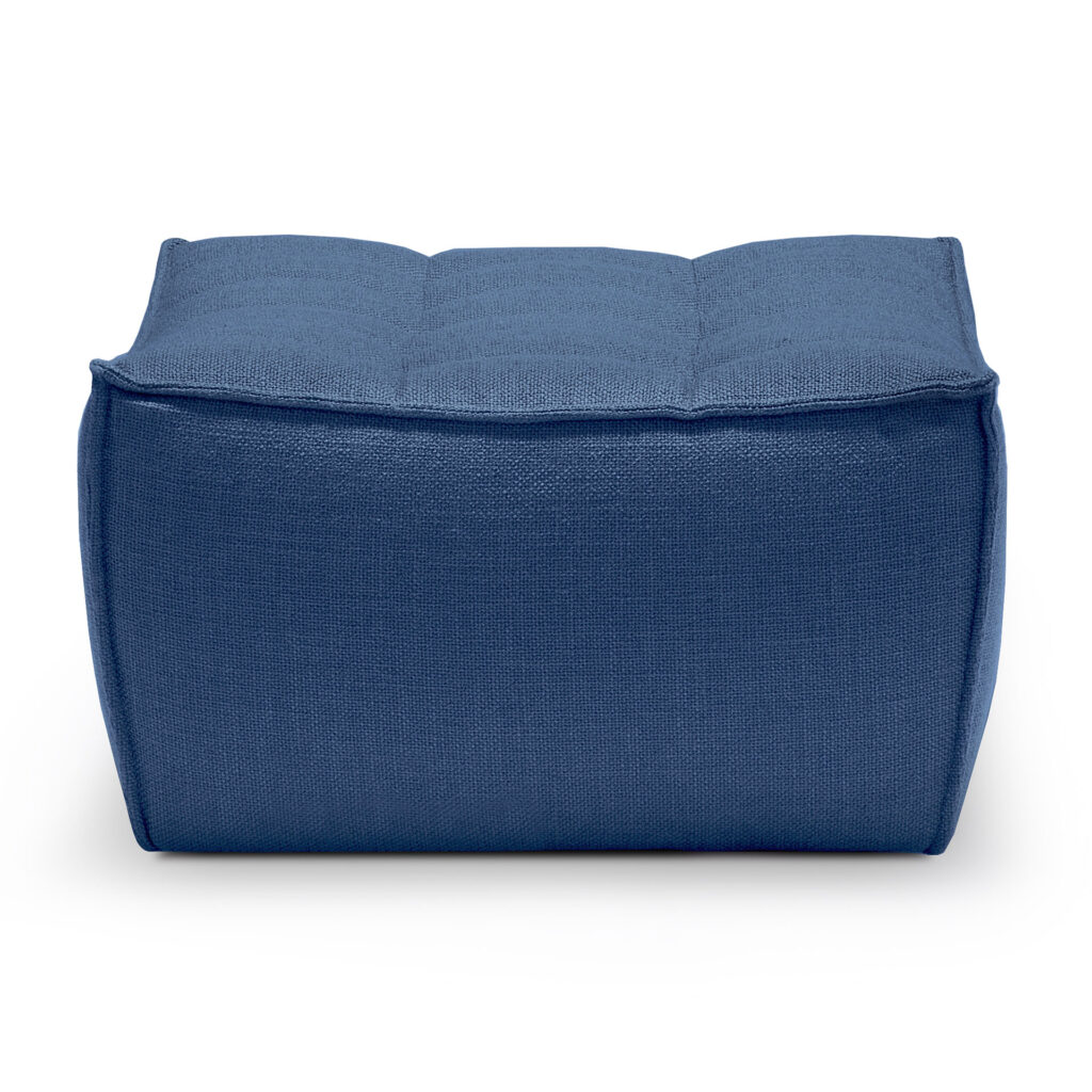 Un pouf repose-pieds carré en tissu bleu, avec un dessus touffeté et une surface texturée, photographié sur un fond blanc. Inspiré de la collection N701.