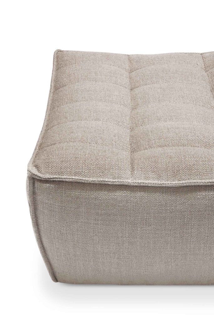 Vue rapprochée d'un coussin de sol N701 beige, de forme carrée, texturé, aux coutures apparentes et à la surface matelassée, parfait comme repose-pieds.