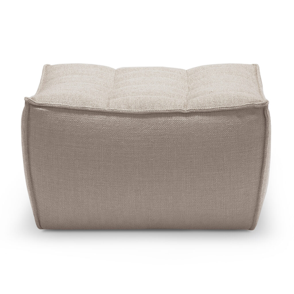 Pouf carré en tissu beige N701 avec un dessus touffeté, vu de face et sur fond blanc - parfait comme repose-pieds élégant.