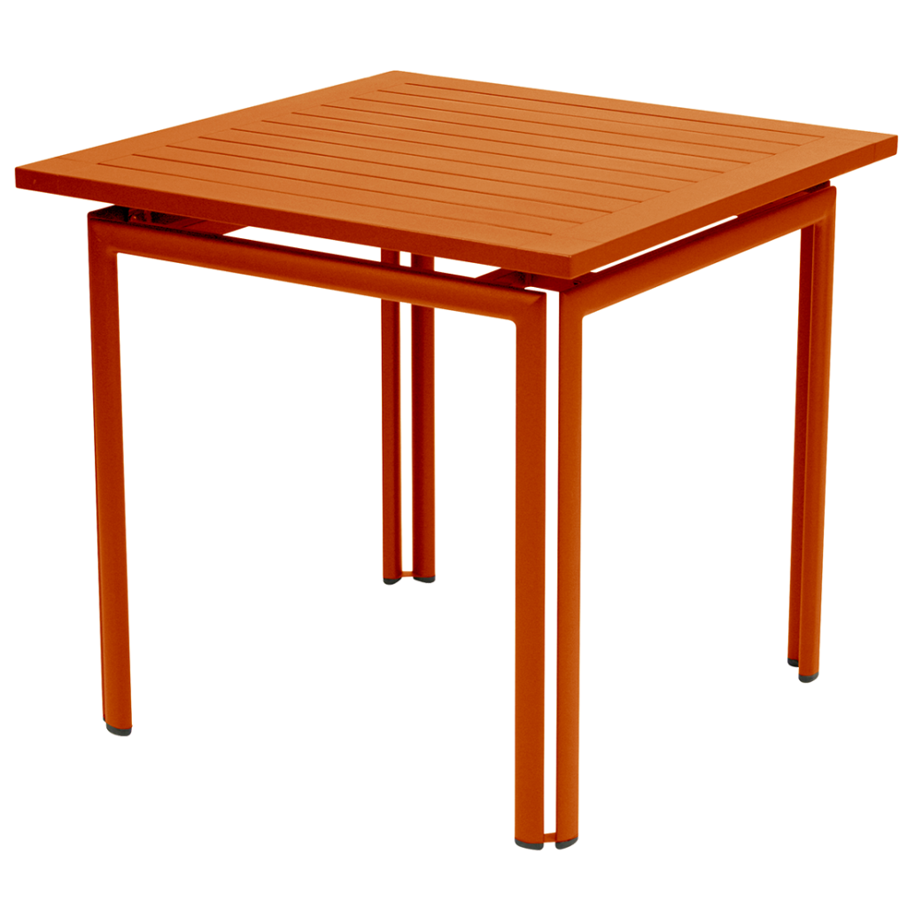 La table carrée Costa est une table carrée orange avec un plateau à lattes et quatre pieds droits, présentée sur un fond blanc, un ajout dynamique à n'importe quel espace.