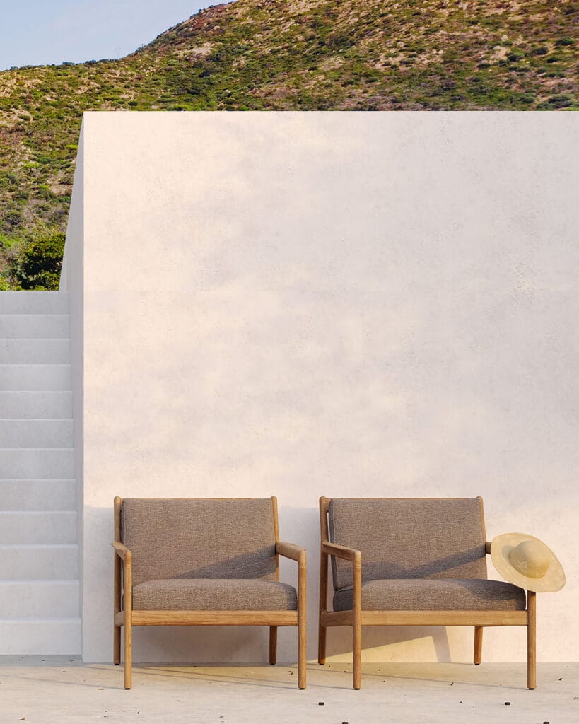 Deux fauteuils de jardin Fauteuil de jardin Jack en teck sont posés contre un mur blanc.