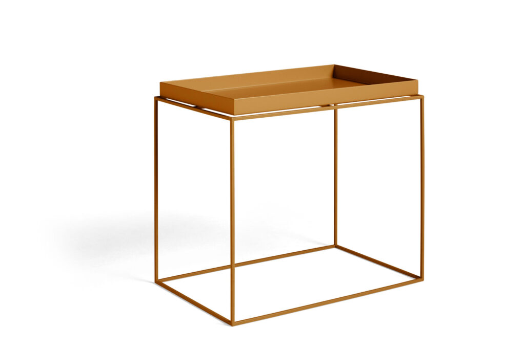 Table d'appoint moderne avec un plateau rectangulaire en métal orange Tray L et une base minimaliste en métal ouvert, sur fond blanc.