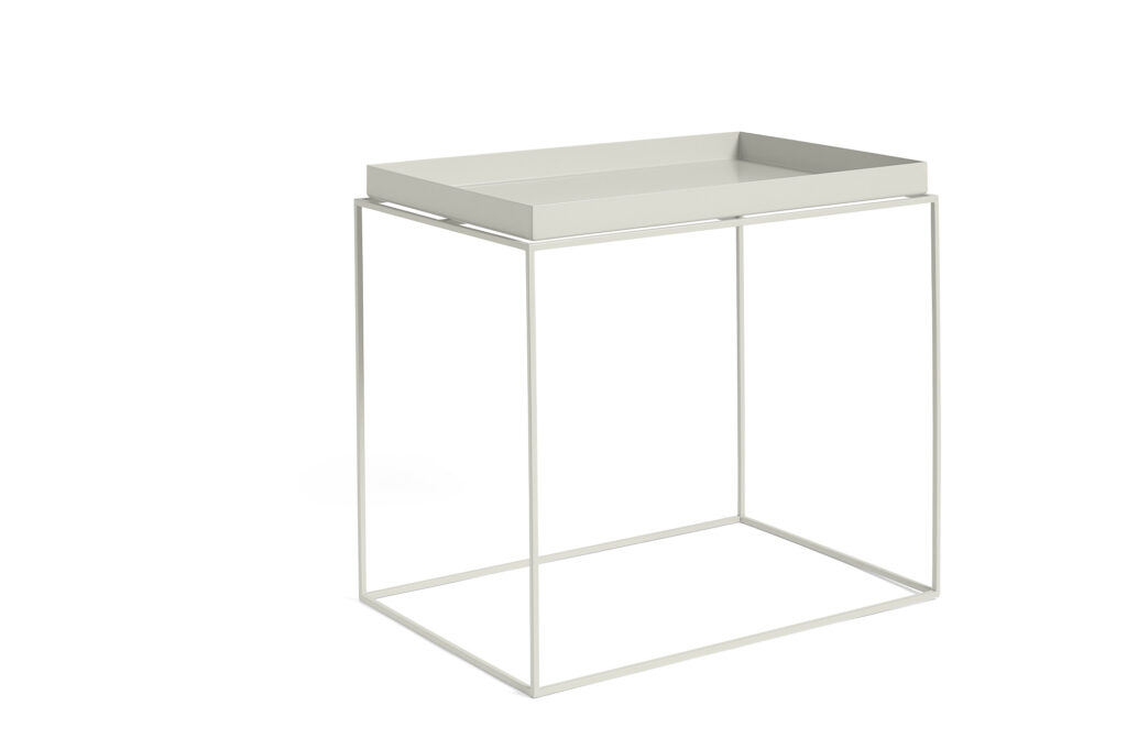 Table d'appoint minimaliste en métal blanc avec un plateau rectangulaire et des pieds fins à cadre ouvert, présentée sur un fond blanc uni. Parfaite pour être associée à des accents chauds de caramel dans tout espace moderne.