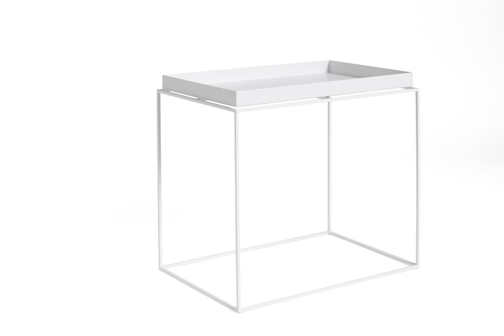 Une table d'appoint minimaliste Gris avec un plateau rectangulaire et de minces pieds en métal, sur un fond blanc uni. Parfaite comme accent Tray L dans tout espace moderne.