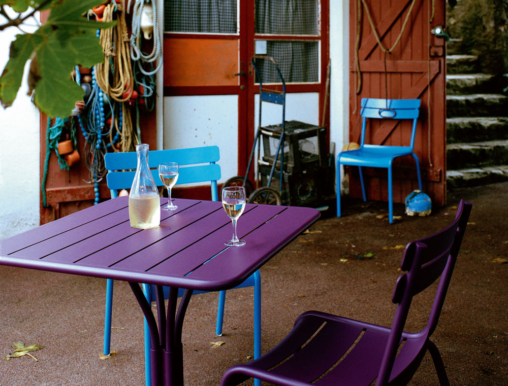 Table carree de jardin luxembourg gueridon 80x80 en aluminium laque tons mauves et chaises de jardin bleues
