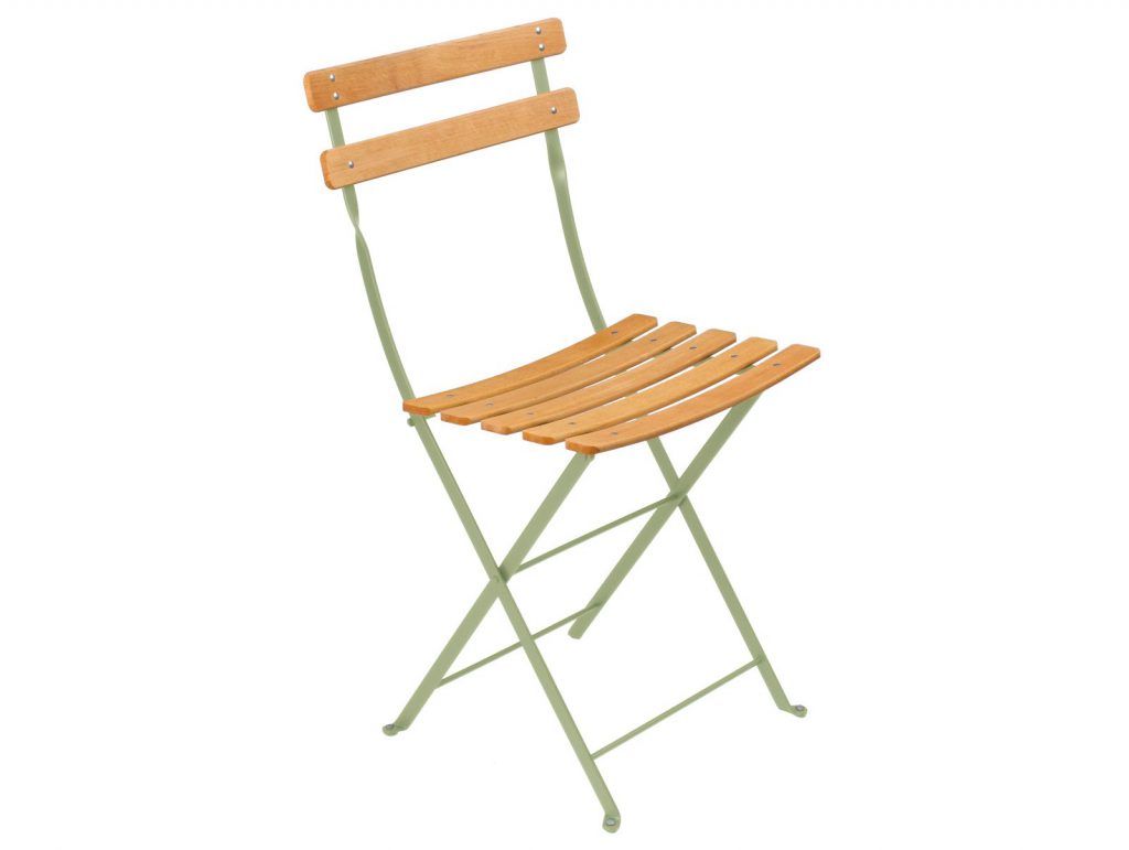 Une chaise pliante verte avec un siège en bois.