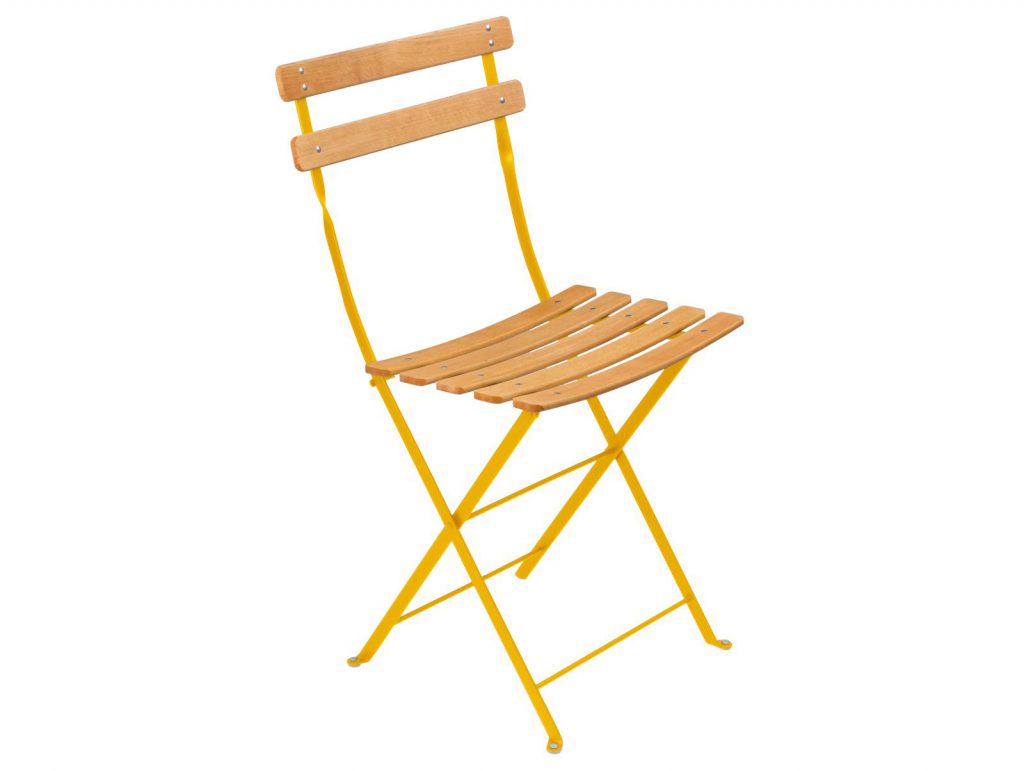 Une chaise pliante jaune sur fond blanc.