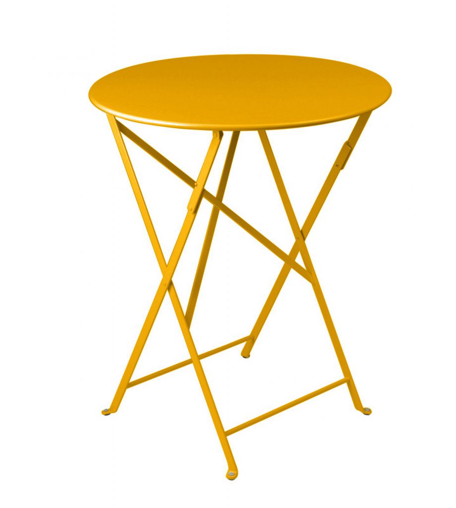 Une table pliante jaune sur fond blanc.