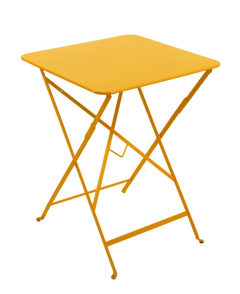 Une table pliante jaune sur fond blanc.