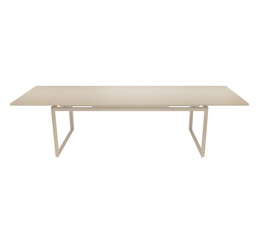 Une table à manger beige avec une structure en métal.