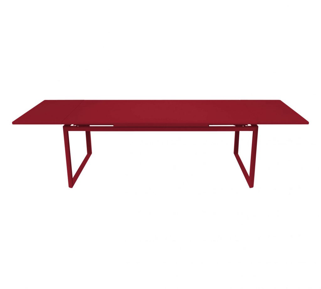 Une table à manger rouge sur fond blanc.