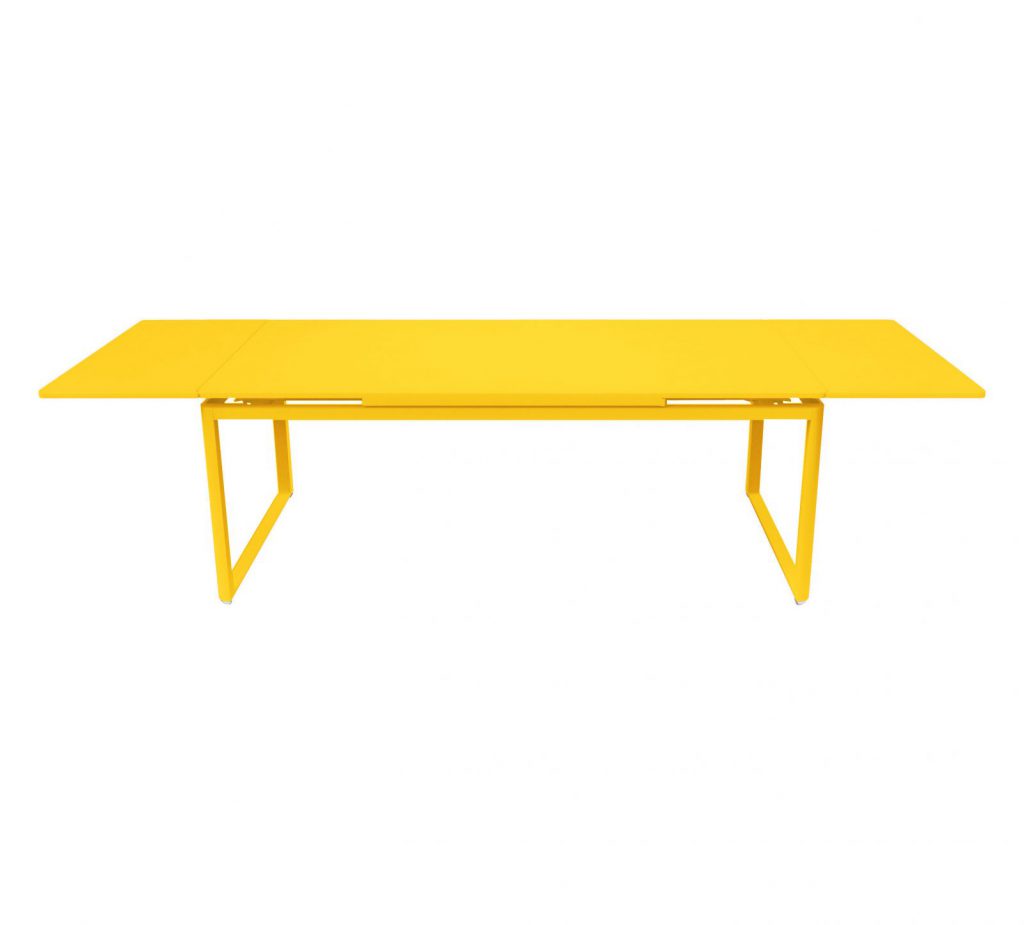 Une table à manger jaune sur fond blanc.