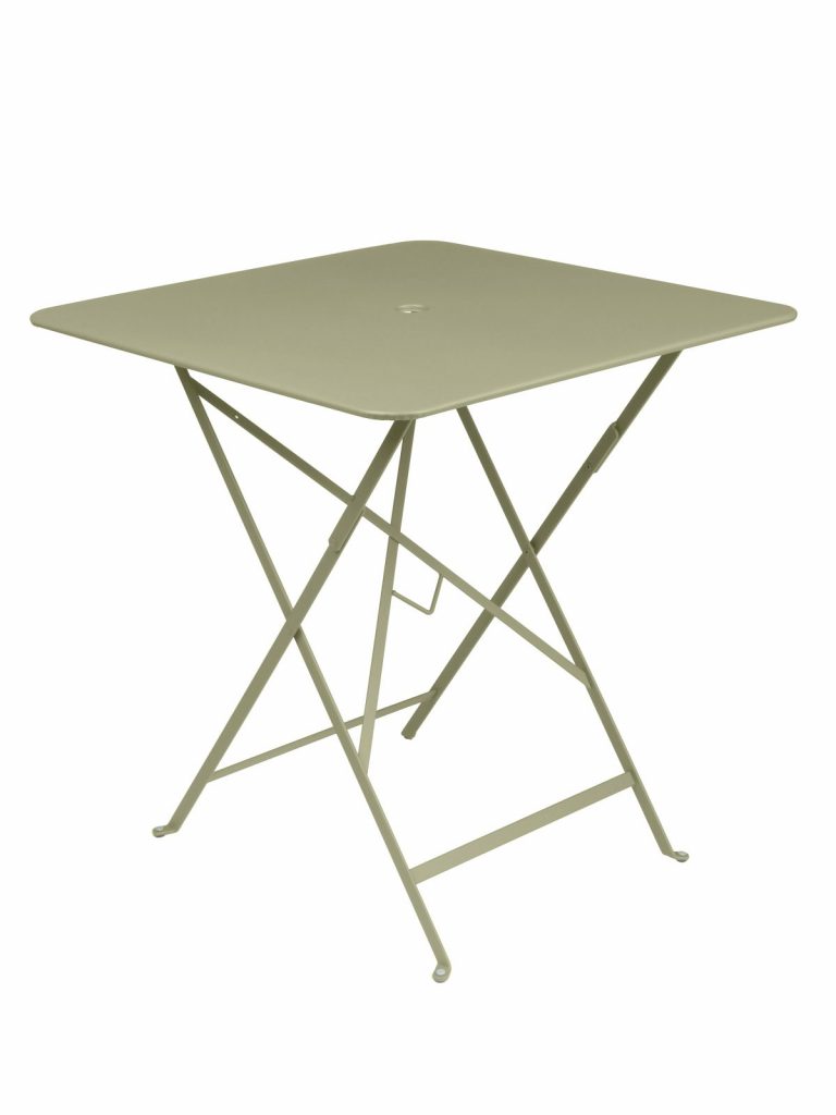 Une table pliante carrée en vert sauge.