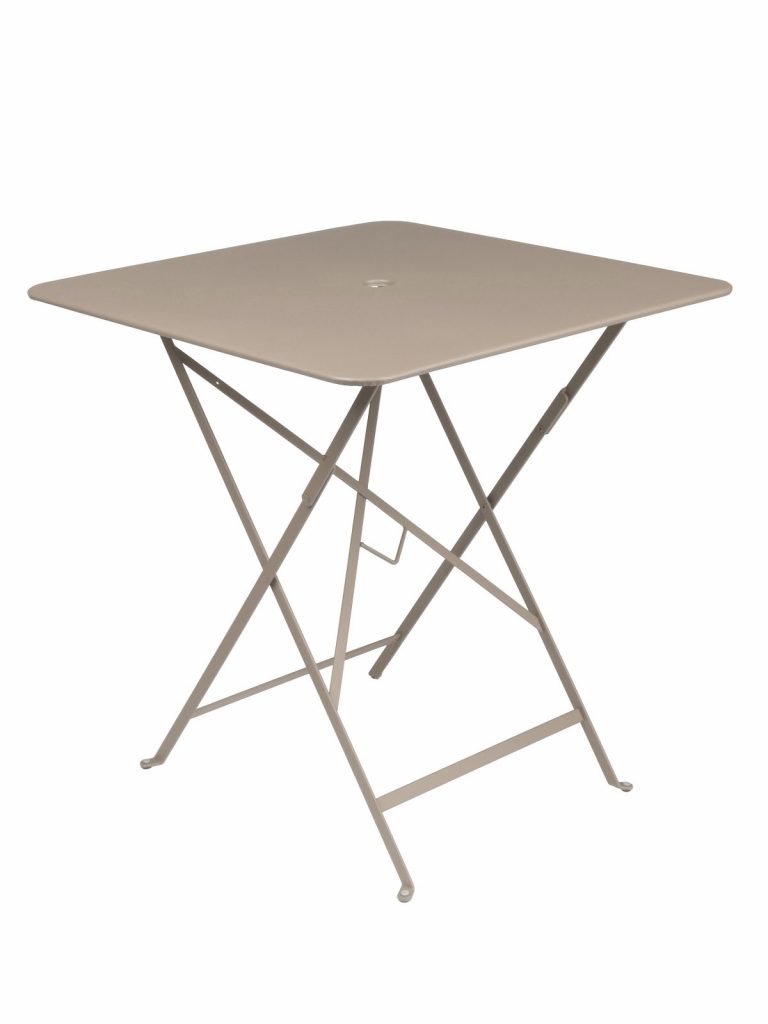 Une table pliante beige sur fond blanc.
