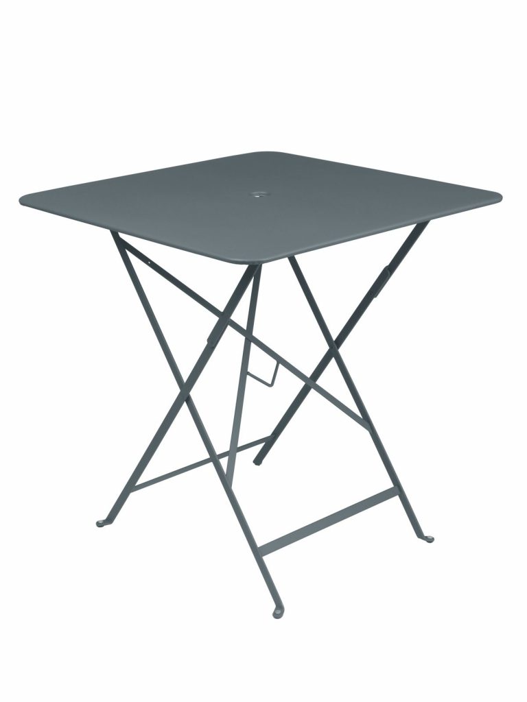 Une table pliante grise avec pieds en métal sur fond blanc.