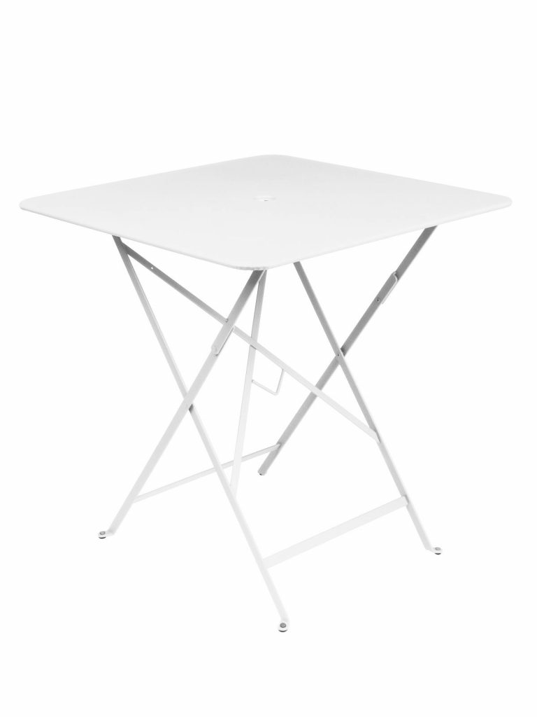 Une table pliante blanche sur fond blanc.
