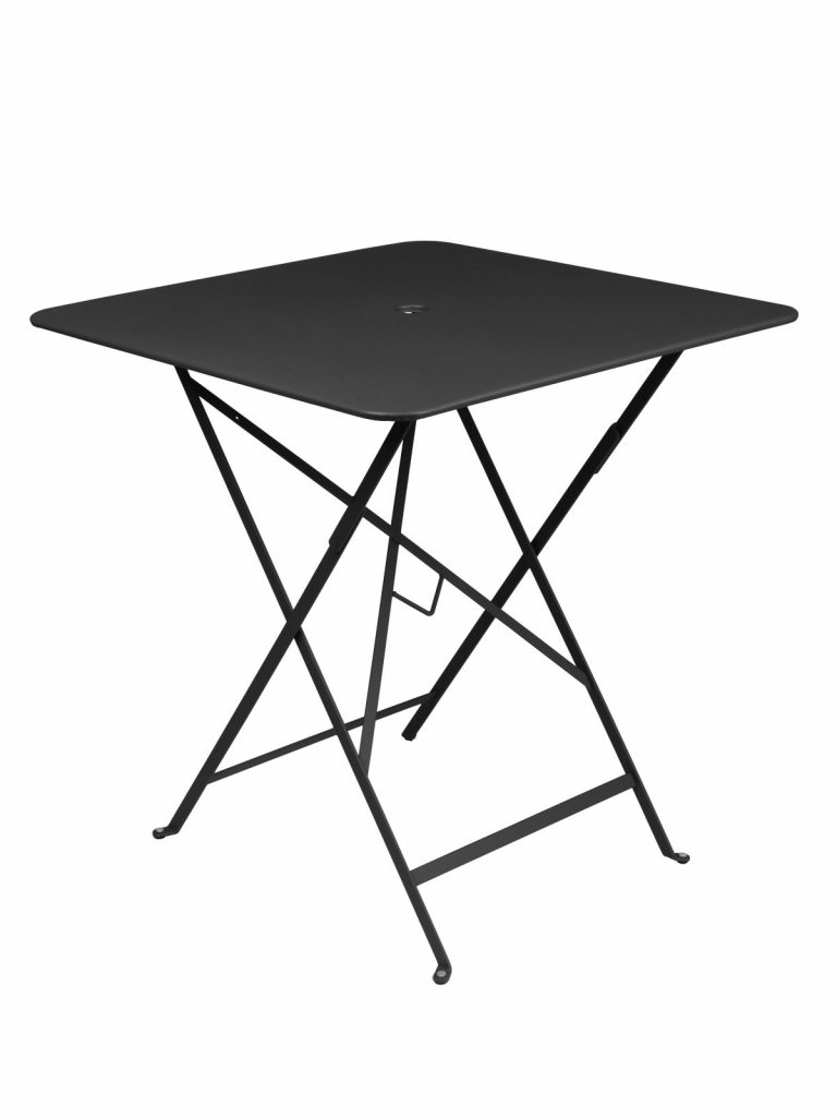 Une table pliante noire sur fond blanc.