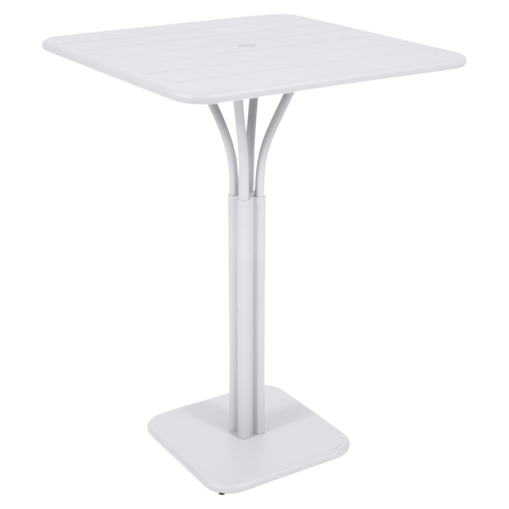 Une table blanche avec une base en métal sur fond blanc.