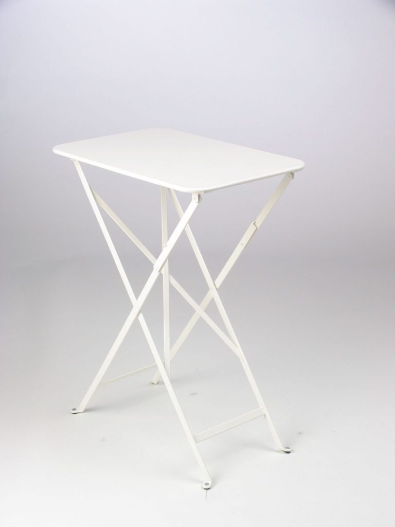 Une table pliante blanche sur fond blanc.