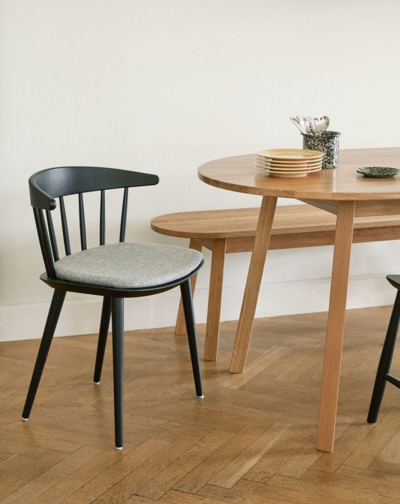 Une table et des chaises dans une pièce avec parquet.