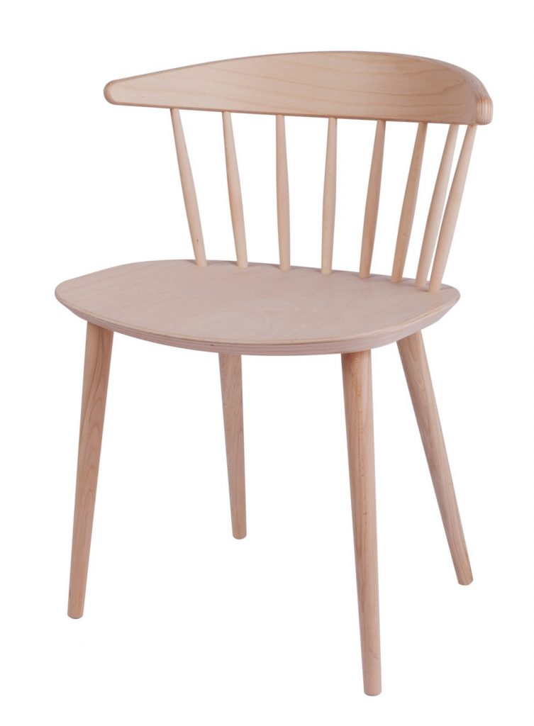 Une chaise en bois sur fond blanc.