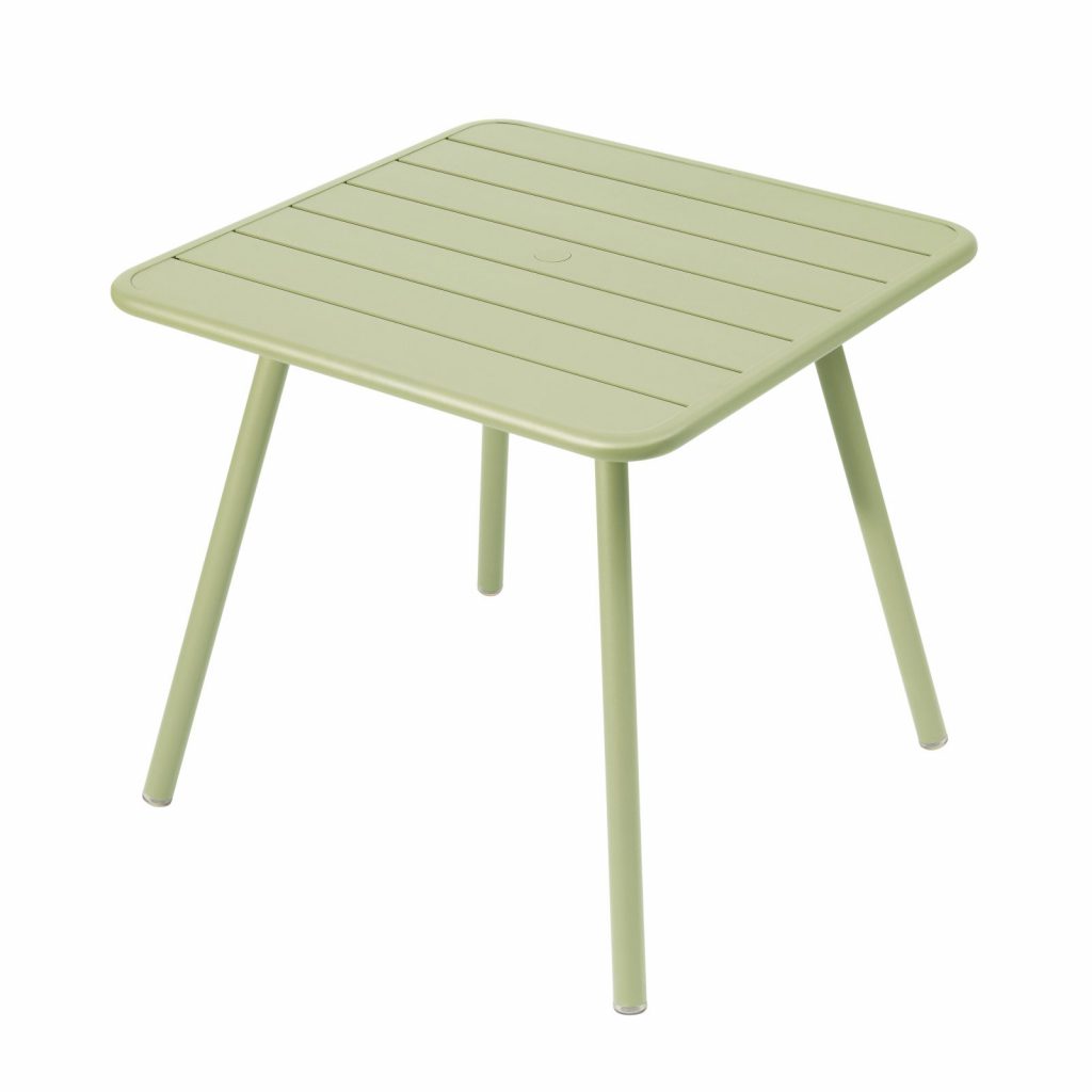 Une table carrée verte avec des pieds en métal.