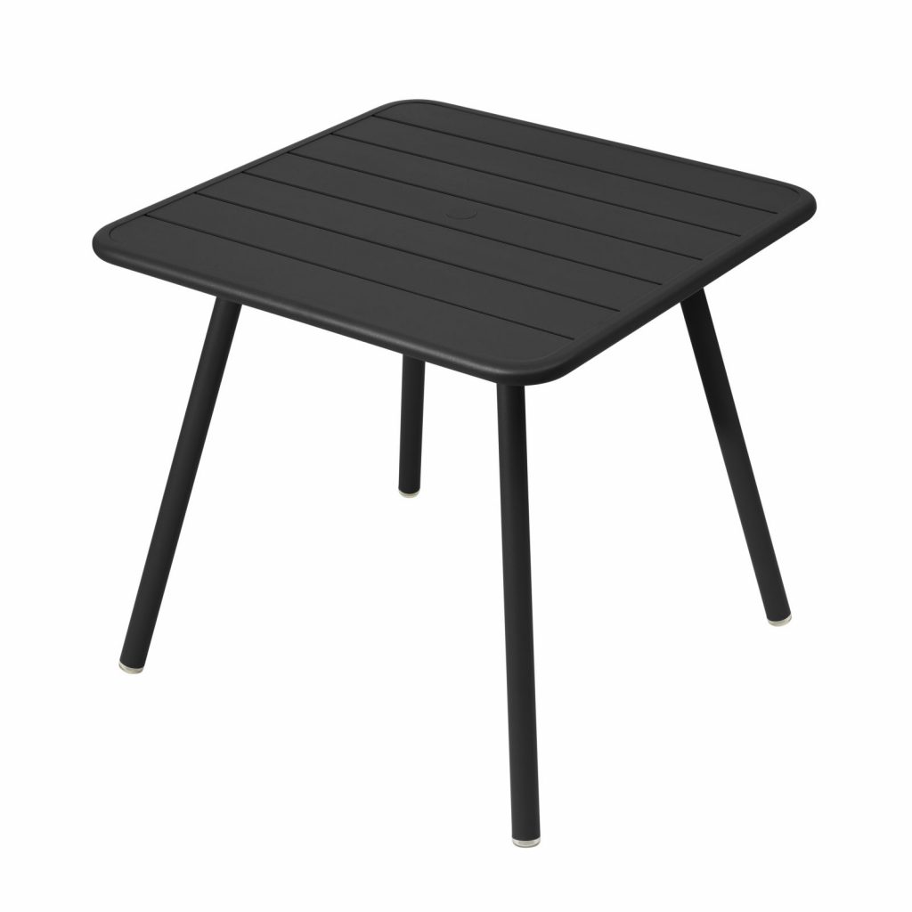 Une table d'extérieur avec des pieds noirs et un plateau carré.