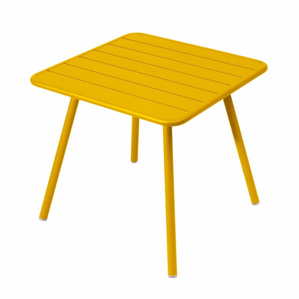Une table jaune avec un plateau et des pieds en bois.