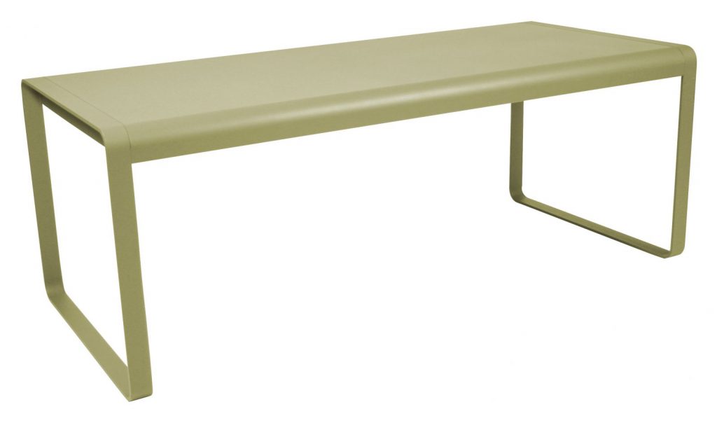 Une table verte avec un cadre en métal sur fond blanc.
