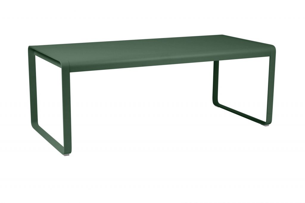 Une table verte avec une structure en métal.