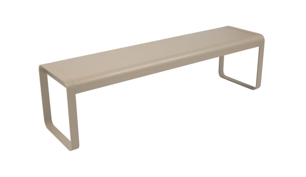 Un banc beige sur fond blanc.