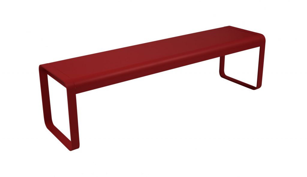 Un banc rouge sur fond blanc.