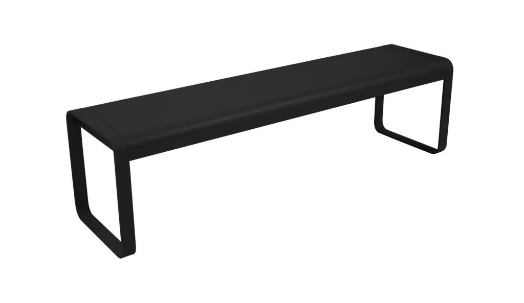 Un banc noir sur fond blanc.