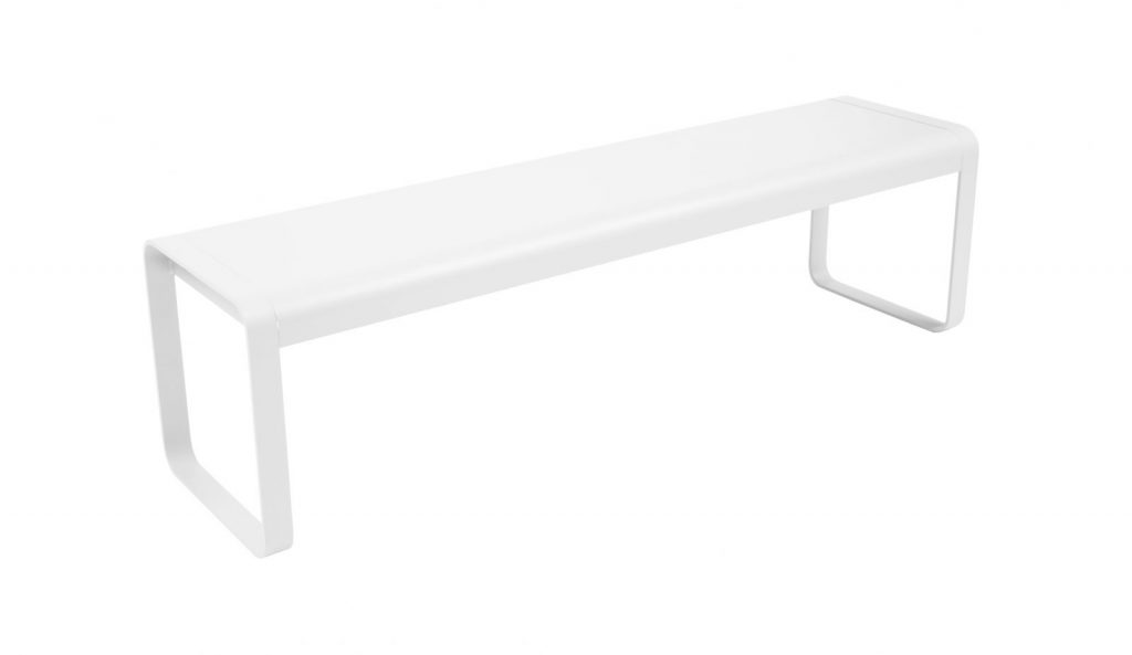 Un banc blanc sur une surface blanche.