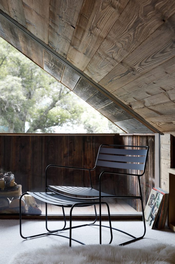 Une chaise dans une pièce avec un plafond en bois.