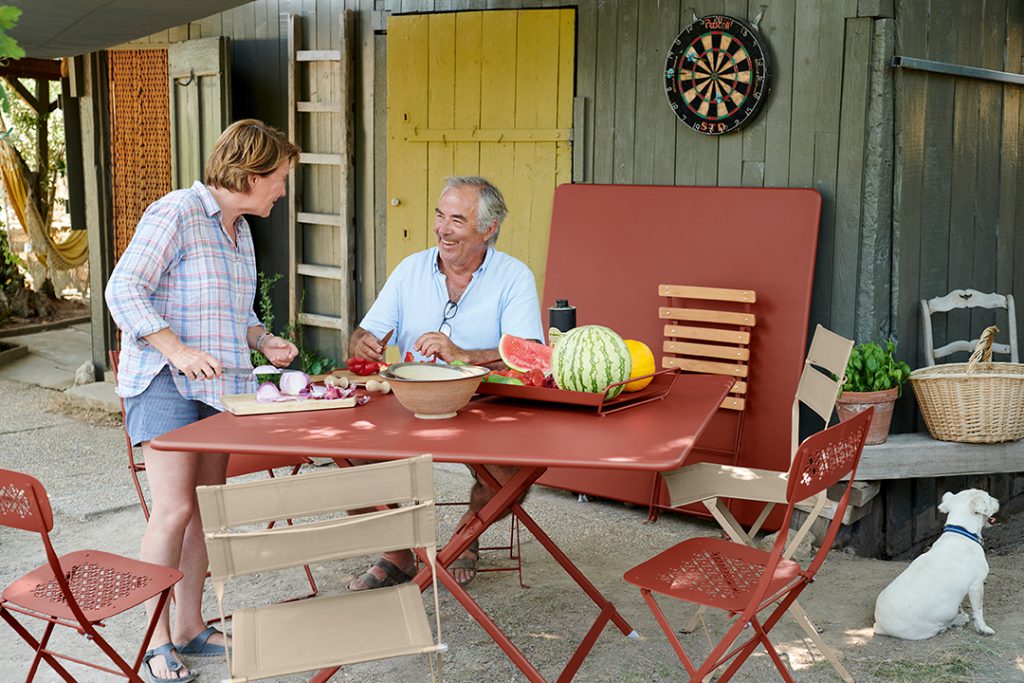 Un homme et une femme assis à une table.