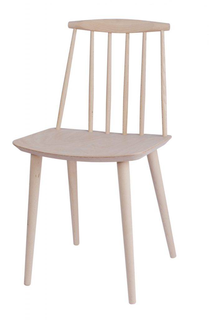 Une chaise en bois avec une assise et des pieds en bois.