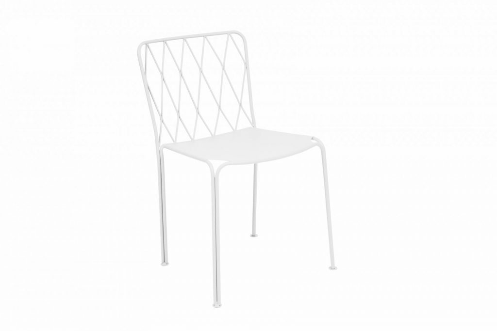 Une chaise en métal blanc sur fond blanc.