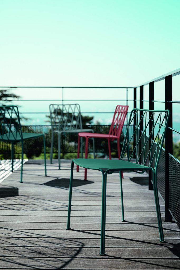 Un ensemble de chaises sur une terrasse surplombant l'océan.