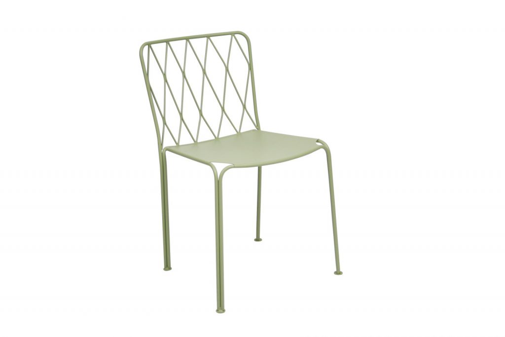 Une chaise en métal vert sur fond blanc.