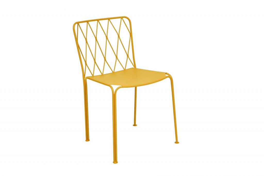 Une chaise en métal jaune sur fond blanc.