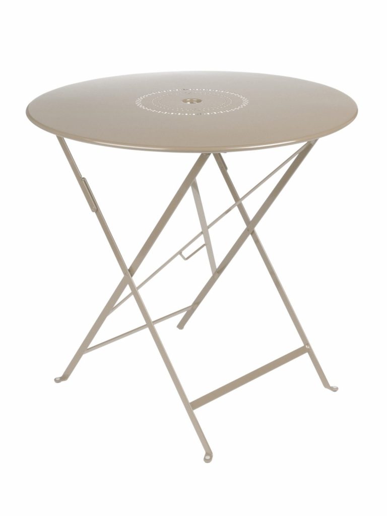 Une table pliante beige sur fond blanc.
