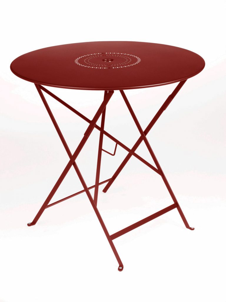 Une table pliante rouge avec une structure en métal.